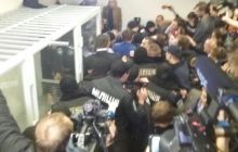 В райотдел забрали прокурора, который подрался с Парасюком