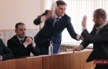 На сесії Каховської міськради нардеп Хлань побив депутата від "Опоблоку" палкою ковбаси (фото, відео)