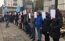 Під посольством РФ у Києві протестують проти злочинів окупаційної влади у Криму (фото)