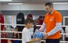 Кличко открыл обновленный зал бокса в одной из столичных спортивных школ