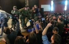 В Харькове во время общественных слушаний по вопросам декоммунизации начались потасовки (фото)