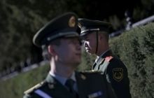 Полицию Китая учат не травмировать задержанных - BBC