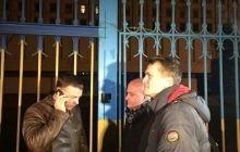 Нардепы приехали под ЦИК и вызвали полицию, чтобы попасть внутрь