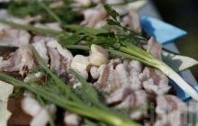 Россиянин насмерть подавился салом, когда ел его в темноте