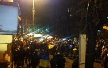 Біля АП кримськотатарські активісти вимагають відвести силовиків від учасників блокади Криму