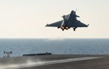 Истребители с французского авианосца нанесли первые удары по позициям ИГ в Сирии