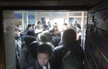 В Киеве добровольцы АТО и националисты заблокировали отдел полиции, требуя от МВД исключить бойцов из списков розыска