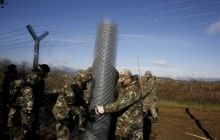 Мігрантська криза: Македонія будує на кордоні з Грецією металеву огорожу (фото)