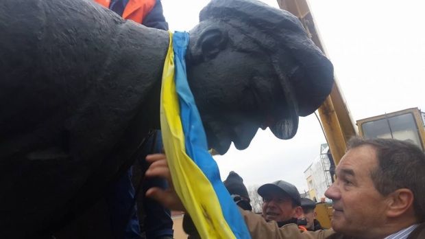 Demolition of monuments to Lenin / Facebook / Volodymyr Viatrovych