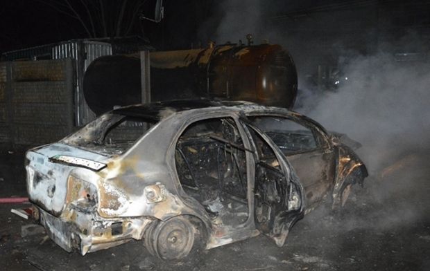Пожаром уничтожены два автомобиля / Фото: ГСЧС в Днепропетровске Пожаром уничтожены два автомобиля / Фото: ГСЧС в Днепропетровске