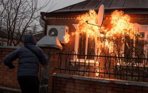 в Краснокутске после акции протеста подожгли дом начальника полиции в Краснокутске после акции протеста подожгли дом начальника полиции