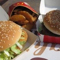 Экс-сотрудник McDonaldʼs признался, что клал клиентам дополнительный наггетс (видео)