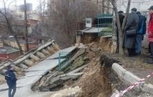 На Краснозвездном в результате оползня рухнула подпорная стена дома (фотогалерея)