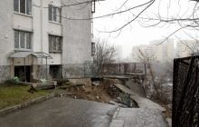 Оползень на Краснозвездном проспекте в Киеве продолжается, что представляет опасность для жилого дома - специалисты