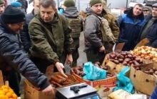 Їхні звичаї: Ватажок "ДНР" перевірив "ринкових спекулянтів" за допомогою пістолета (відео)