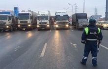 В Москве дальнобойщики перекрыли дорогу и пообещали сжечь фуру на Красной площади, к ним выехали военные (фоторепортаж)