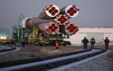 Готовящуюся к запуску ракету-носитель "Союз" установили на стартовой площадке космодрома Байконур (фоторепортаж)