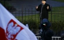 Большинство поляков считают, что Польшей руководит брат погибшего президента Ярослав Качиньский - опрос