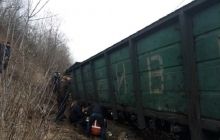 У Львівській області зійшли з рейок п'ять вагонів вантажного поїзда, два з них впали в річку