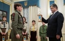 Ukrainian scouts hand Peace Light of Bethlehem to President