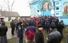 На Рівенщині 8 вірянок і 2 священника УПЦ третю добу голодують у заблокованому храмі