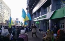 На Владимирской блокируют "Сбербанк России", подвезли шины