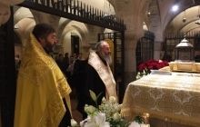 Митрополит Онуфрий молится об Украине у мощей святителя Николая (укр.)