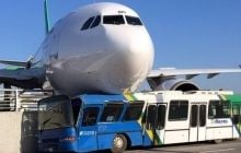 Іранський літак протаранив бетонну огорожу в аеропорту Стамбула та врізався в автобус (фото)
