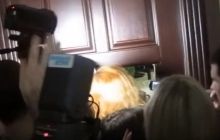 У Полтаві активісти і депутати пробили дірку у дверях кабінету мера, вимагаючи продовжити роботу сесії (відео)