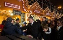 Порошенко із родиною гуляли новорічним ярмарком на Софійській площі (фото)