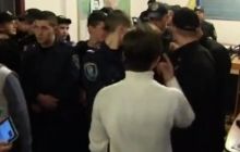 Силовики розпочали застосовувати силу до депутатів і прихильників Корбана, почалася бійка