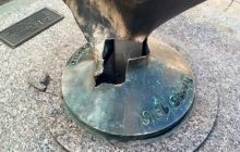 Нетверезий водій-іноземець на іномарці протаранив символ Одеси - "Якір-серце" (фото)