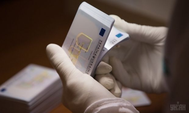 НБУ: українські банки повинні обслуговувати клієнтів на підставі ID-карт / Фото УНІАН
