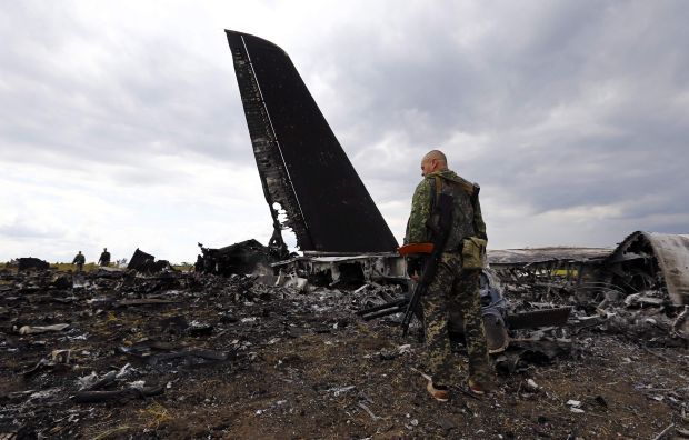 Над Луганським аеропортом збивають ІЛ-76, повний десантників / REUTERS