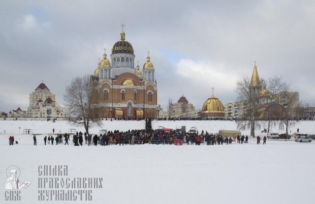 В праздник Богоявления Предстоятель УПЦ Онуфрий освятил Крещенскую купель на Оболони В праздник Богоявления Предстоятель УПЦ Онуфрий освятил Крещенскую купель на Оболони