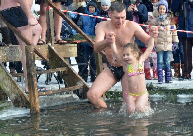 Як святкували Водохреща 2016 в Україні: добірка найкращих фото УНІАН із Києва і регіонів