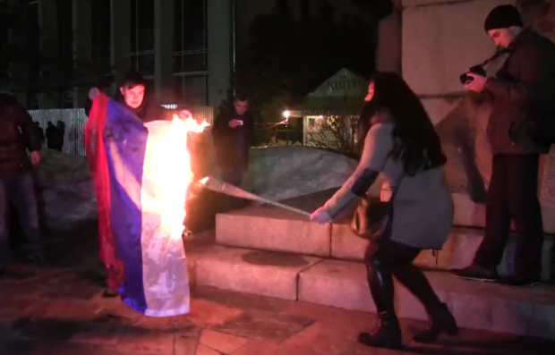 В Черкассах сожгли флаг России / видео Радио Свобода