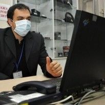Никаких рукопожатий и влажный нос: как не подхватить грипп на работе