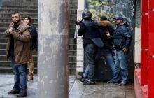 В Париже полиция застрелила мужчину, который ворвался в участок с фальшивым "поясом шахида"