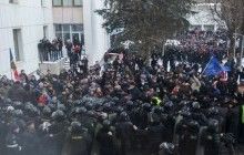 Спецназ "выдавил" протестующих из здания парламента Молдовы