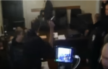 З'явилося відео, як Парасюк кидав склянки у прокурорів під час суду щодо бійки на Драгобраті