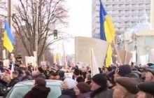 Освітяни перекрили вулицю Грушевського з вимогою не скорочувати фінансування ПТУ з держбюджету