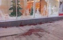 У центрі Львова учасники "Маршу справедливості" облили червоною фарбою магазин Roshen (фото)