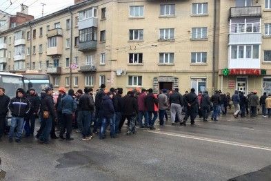 У Тернополі перекривали дорогу / Фото: Соцмережі У Тернополі перекривали дорогу / Фото: Соцмережі
