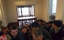 Активисты ворвались в здание Минюста с требованием арестовать деньги на счетах российского банка (фото)