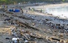 Пляжи на Бали превратились в помойку из-за сезонных ветров (фото)