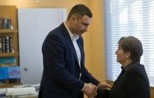 Кличко вручил сертификаты на квартиры семьям шести Героев Небесной сотни