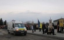 У Тернополі понад 100 людей прийшли зустріти тіла загиблих в АТО земляків (фоторепортаж)