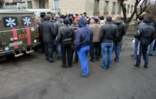 В Белозерском на Донетчине мэра забросали яйцами и зеленкой за плохие дороги