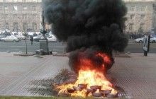 Десятки таксистов устроили митинг против Uber под зданием КГГА, горят шины (фото, видео)